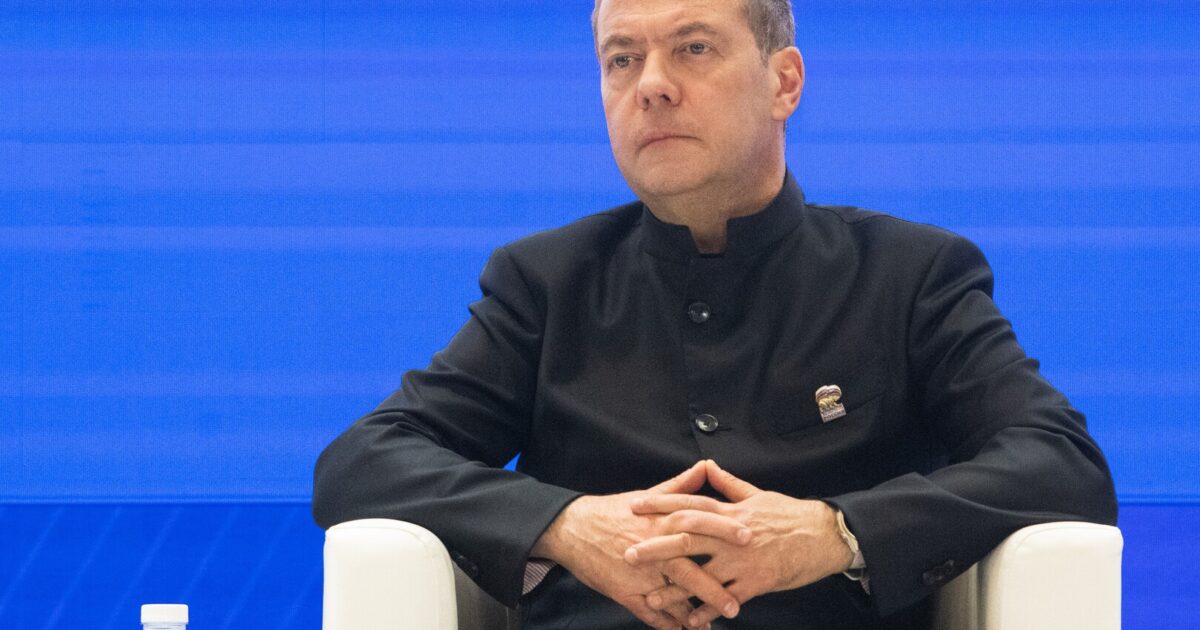 مدفيديف: تعزيز القدرات الدفاعية الروسية ودعم العسكريين على رأس أولويات الميزانية - صورة مميزة مدفيديف: تعزيز القدرات الدفاعية الروسية ودعم العسكريين على رأس أولويات الميزانية