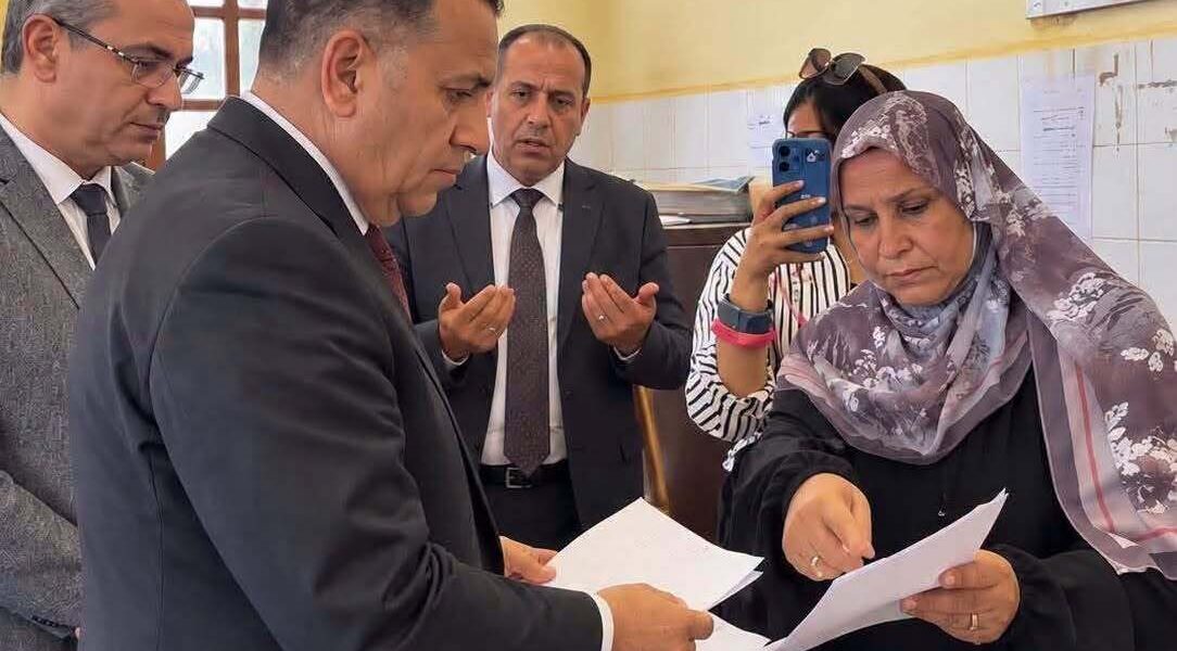 مسؤول مصري في مرمى الانتقادات ويثير موجة غضب.. ماذا جرى أمام الكاميرات؟