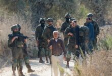 مستوطنون إسرائيليون يعتدون على مزارعين فلسطينيين أثناء قطف الزيتون | الضفة الغربية المحتلة