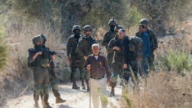 مستوطنون إسرائيليون يعتدون على مزارعين فلسطينيين أثناء قطف الزيتون | الضفة الغربية المحتلة