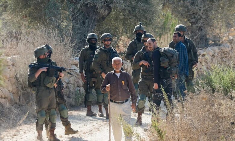 مستوطنون إسرائيليون يعتدون على مزارعين فلسطينيين أثناء قطف الزيتون | الضفة الغربية المحتلة