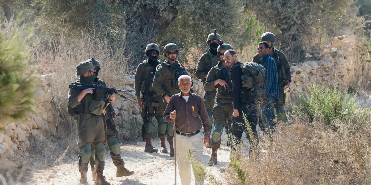 مستوطنون إسرائيليون يعتدون على مزارعين فلسطينيين أثناء قطف الزيتون | الضفة الغربية المحتلة