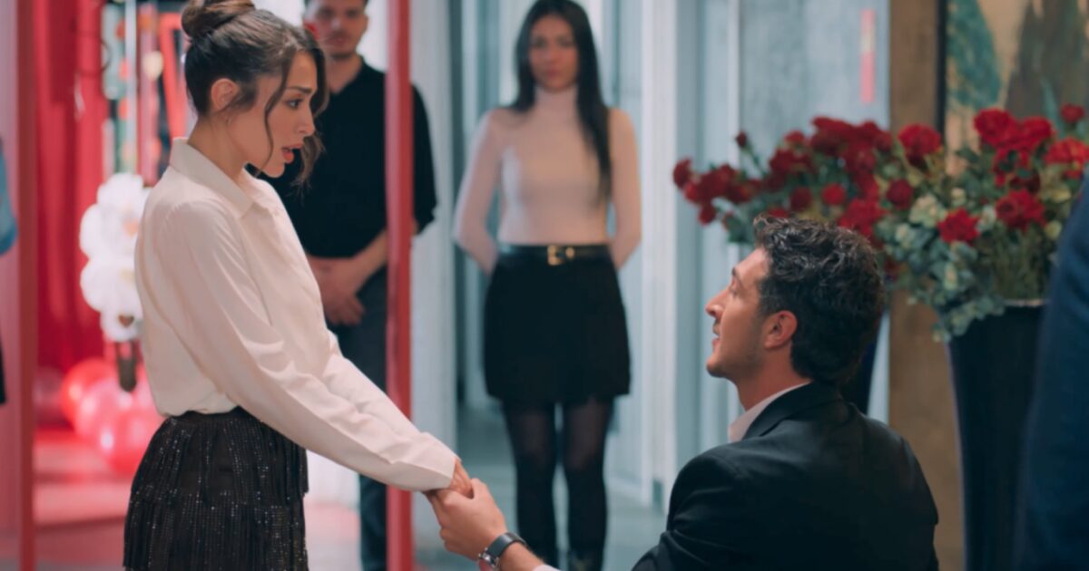 مسلسل “حب ع ورق” الحلقة 86: لين تقع في أزمة بعد إعلانها الزواج من داني.. وأوس يحدد زواجه من جولي - صورة مميزة مسلسل “حب ع ورق” الحلقة 86: لين تقع في أزمة بعد إعلانها الزواج من داني.. وأوس يحدد زواجه من جولي