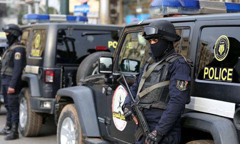 مصر.. القبض على سيدة عارية في الشارع تهذي بكلمات غريبة