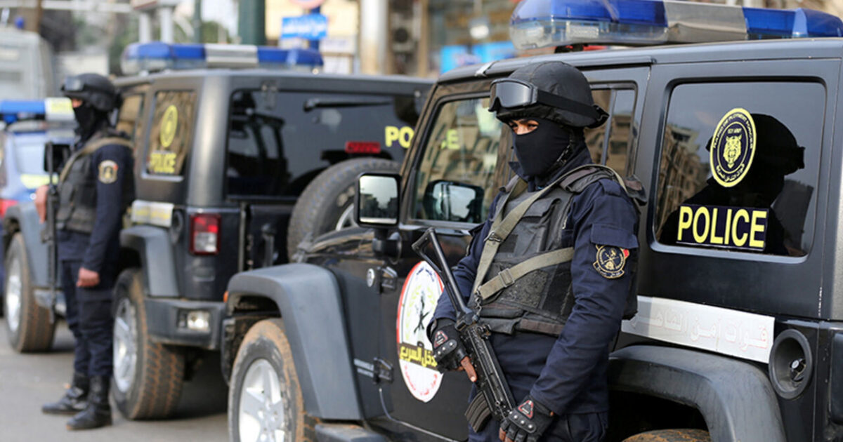 مصر.. القبض على سيدة عارية في الشارع تهذي بكلمات غريبة