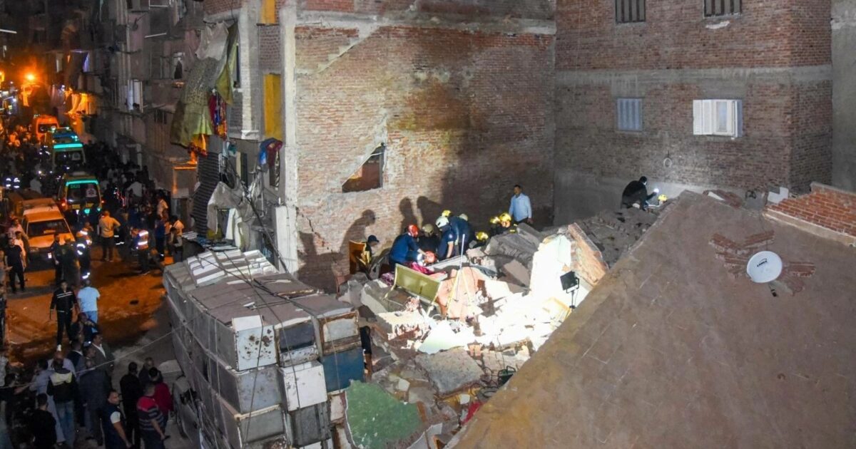 مصر.. كاميرات المراقبة ترصد لحظة انهيار مروع لعقار في الإسكندرية