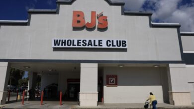 من BJ’s إلى Lululemon، يقوم تجار التجزئة بتقليص تشكيلاتهم