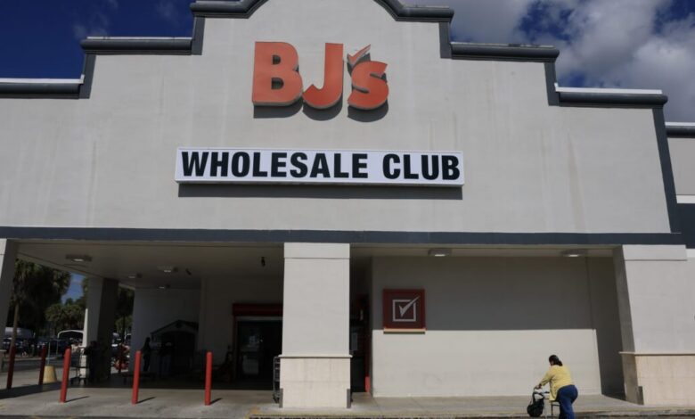 من BJ’s إلى Lululemon، يقوم تجار التجزئة بتقليص تشكيلاتهم