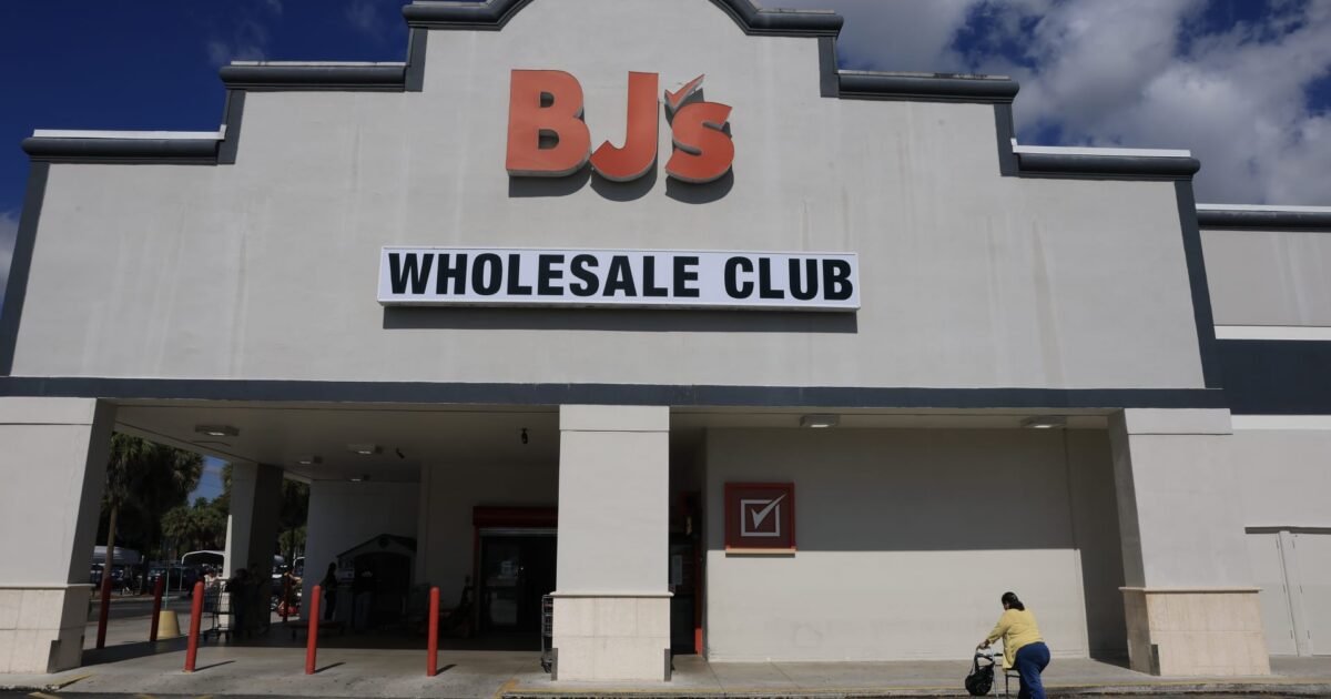 من BJ’s إلى Lululemon، يقوم تجار التجزئة بتقليص تشكيلاتهم