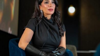 منى زكي تتصدّر البوستر الرسمي لمسلسل طالع نازل.. ملامح حائرة