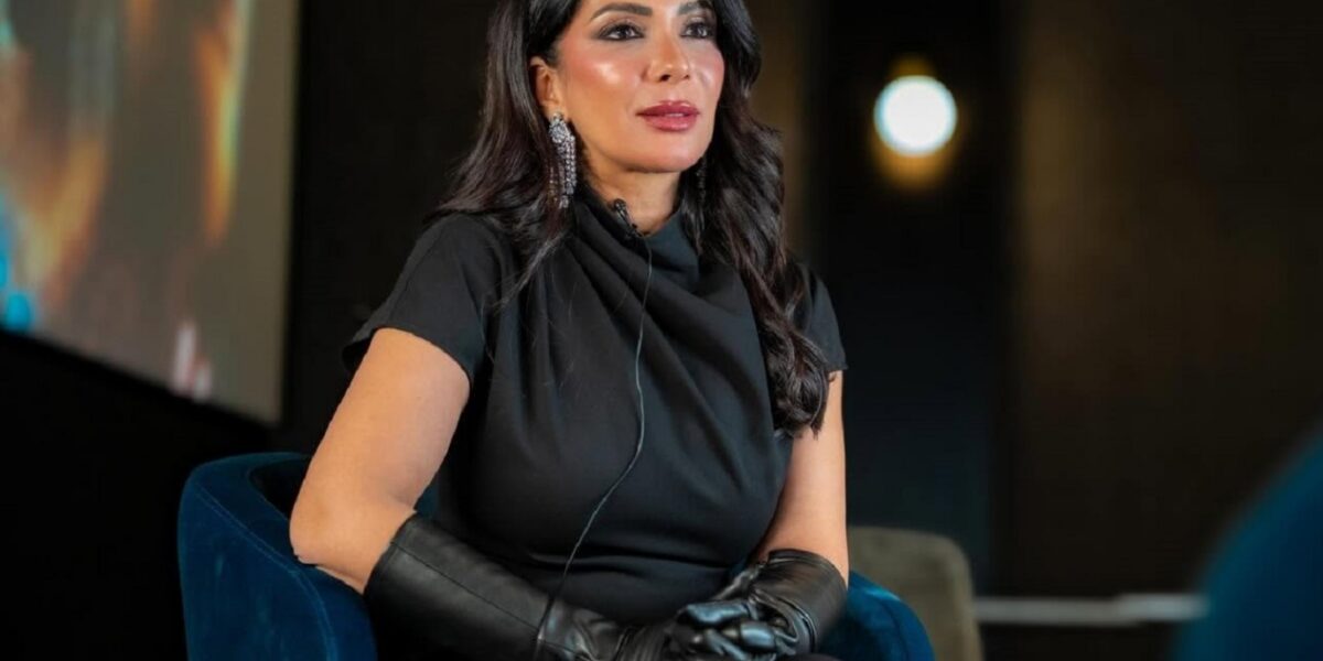 منى زكي تتصدّر البوستر الرسمي لمسلسل طالع نازل.. ملامح حائرة - صورة مميزة منى زكي تتصدّر البوستر الرسمي لمسلسل طالع نازل.. ملامح حائرة
