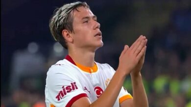 موقف استثنائي.. لاعب روسي يكسب قلوب جماهير غلطة سراي بعد الهزيمة القاسية أمام طرابزون