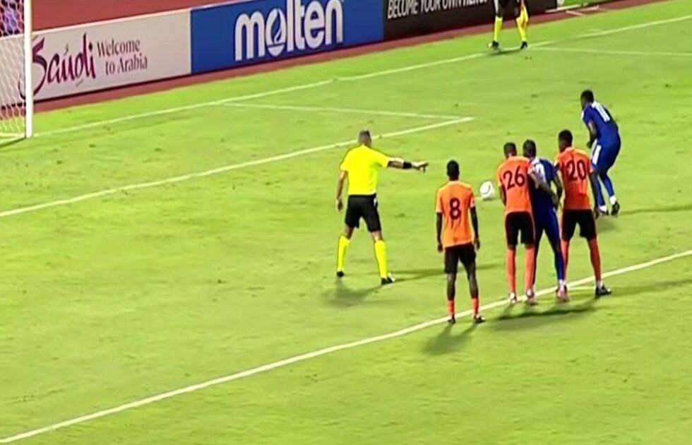 نهاية كارثية.. لاعب جامايكي يبتكر طريقة غريبة لتنفيذ ركلة جزاء - صورة مميزة نهاية كارثية.. لاعب جامايكي يبتكر طريقة غريبة لتنفيذ ركلة جزاء