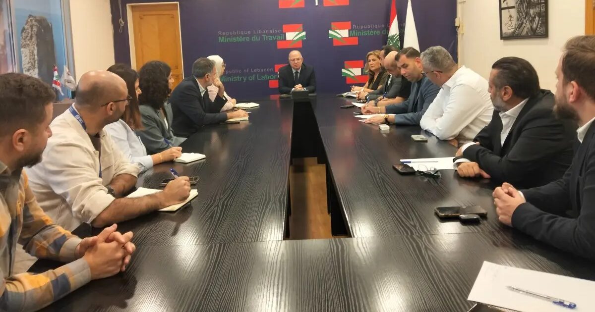 وزير العمل بحث مع وفد من نقابة اطباء الاسنان تغطية علاج الأسنان للأطفال ومع سفير غانا في تنظيم العمالة الأجنبية - صورة مميزة وزير العمل بحث مع وفد من نقابة اطباء الاسنان تغطية علاج الأسنان للأطفال ومع سفير غانا في تنظيم العمالة الأجنبية