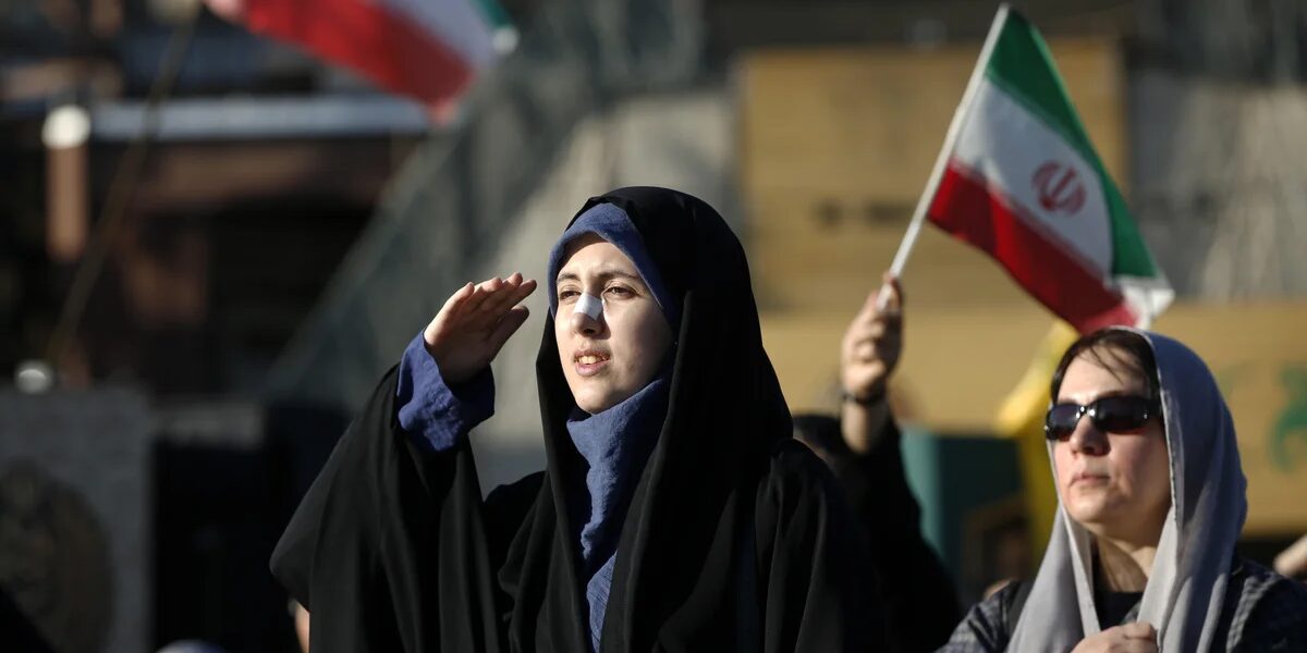 ويبدو أن فانس يخفف من مطالب الولايات المتحدة بشأن التخصيب النووي الإيراني