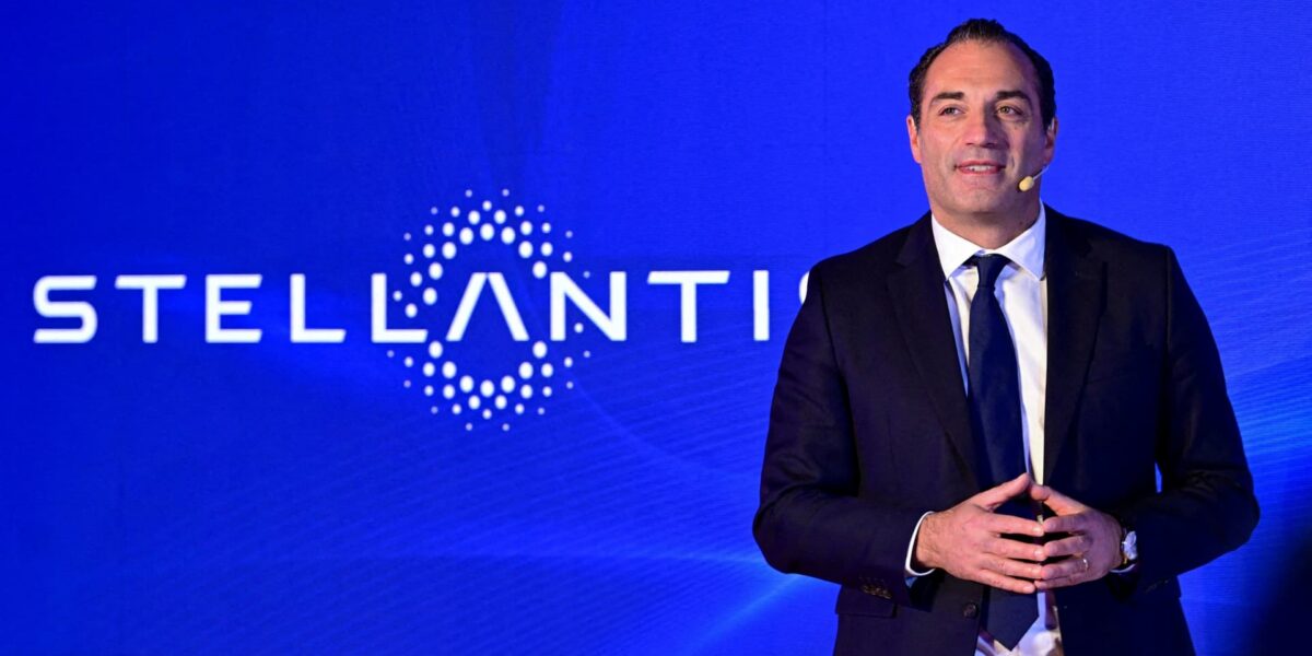 يؤكد الرئيس التنفيذي لشركة Stellantis توجيهات عام 2026 مع وصول الأسهم إلى مستوى منخفض جديد