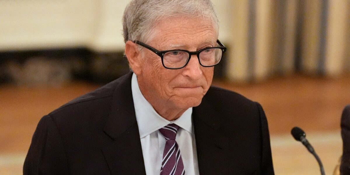 يقول بيل جيتس إن الذكاء الاصطناعي يمكن أن يتسبب في “مليار حالة وفاة”، ويمزق نهج “التقدم بأقصى سرعة”. - صورة مميزة يقول بيل جيتس إن الذكاء الاصطناعي يمكن أن يتسبب في “مليار حالة وفاة”، ويمزق نهج “التقدم بأقصى سرعة”.