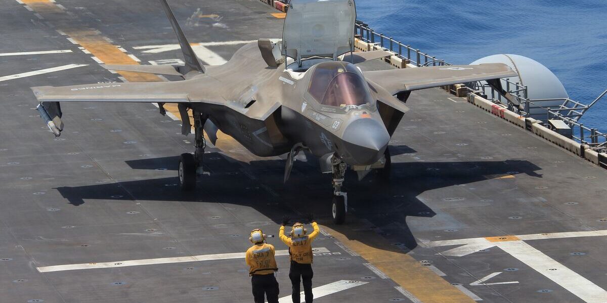 يقول مسؤولو القوات الجوية إن طائرات F-35 أثبتت جاهزيتها القتالية خلال عمليات الانتشار في - صورة مميزة يقول مسؤولو القوات الجوية إن طائرات F-35 أثبتت جاهزيتها القتالية خلال عمليات الانتشار في